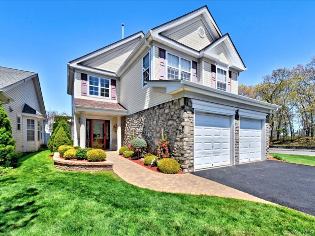  3 BR,  3.00 BTH &nbsp;House style home in Middle Island