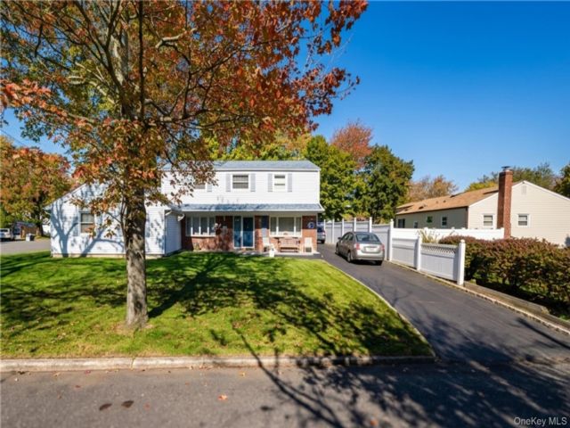  2 BR,  2.00 BTH &nbsp;Hi ranch style home in East Northport