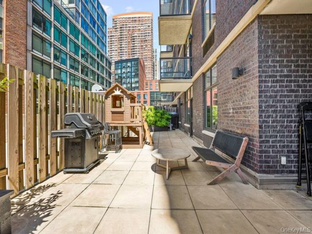  3 BR,  2.00 BTH &nbsp;Other style home in Long Island City