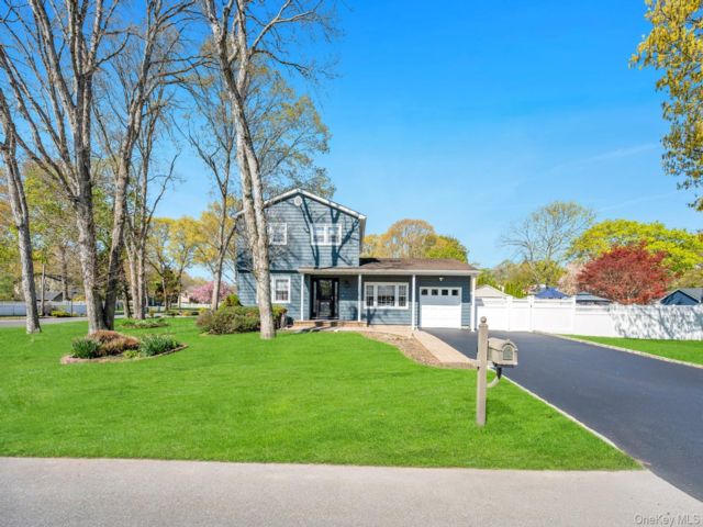  4 BR,  2.00 BTH &nbsp;Colonial style home in Ronkonkoma