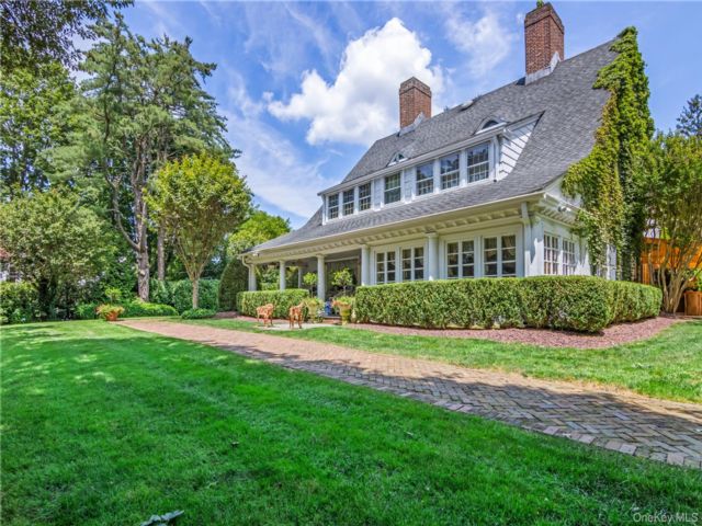  5 BR,  5.00 BTH &nbsp;Colonial style home in Old Westbury