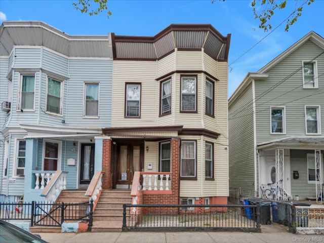  5 BR,  2.00 BTH &nbsp;Contemporary style home in East New York