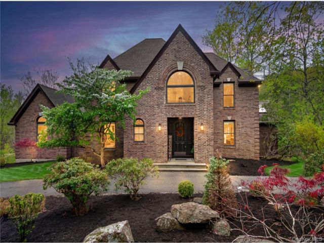  5 BR,  4.00 BTH &nbsp;Colonial style home in New City