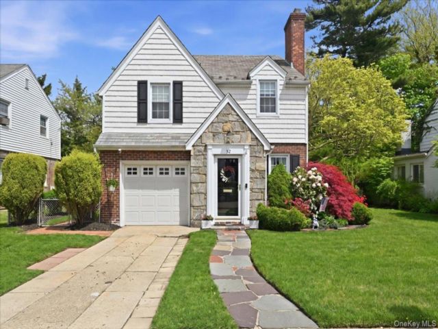  3 BR,  2.00 BTH &nbsp;Colonial style home in Mineola
