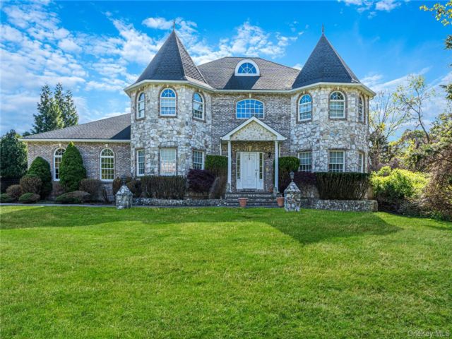  5 BR,  5.00 BTH &nbsp;Colonial style home in Saint James