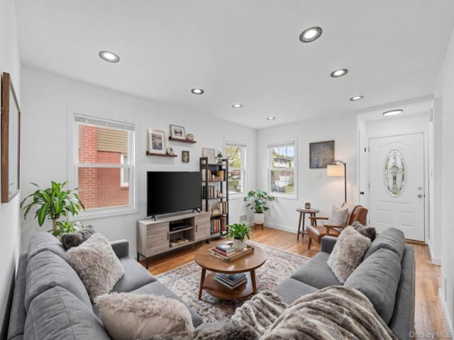  5 BR,  3.00 BTH &nbsp;Exp cape style home in Elmont