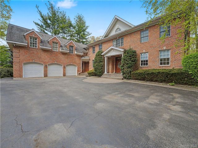  6 BR,  7.00 BTH &nbsp;Colonial style home in Woodbury