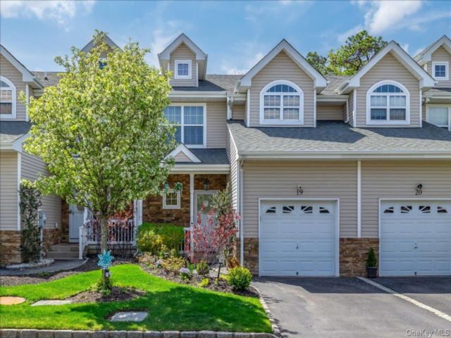  3 BR,  3.00 BTH &nbsp;Condo style home in Patchogue