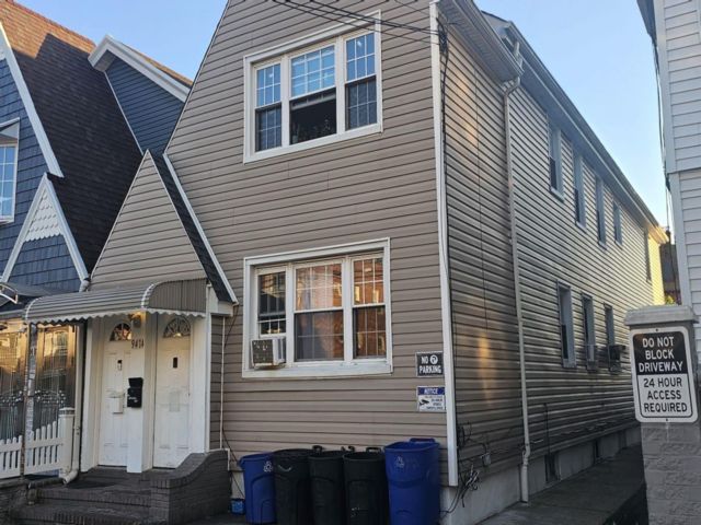  6 BR,  2.00 BTH &nbsp;Tudor style home in Richmond Hill
