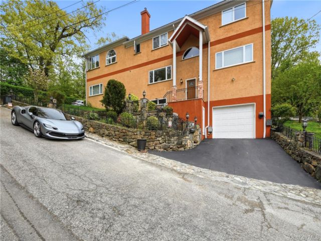  4 BR,  3.00 BTH &nbsp;Colonial style home in New Rochelle
