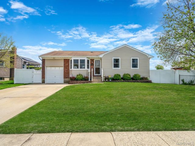  3 BR,  3.00 BTH &nbsp;Ranch style home in Deer Park