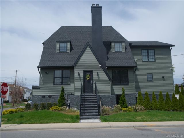  4 BR,  2.00 BTH &nbsp;Colonial style home in Oceanside