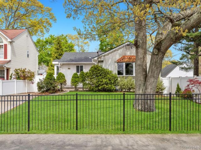  3 BR,  2.00 BTH &nbsp;Ranch style home in Wheatley Heights