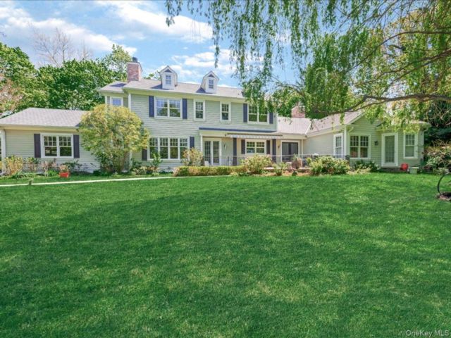  5 BR,  5.00 BTH &nbsp;Contemporary style home in Roslyn Estates