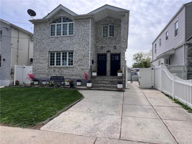  6 BR,  5.00 BTH &nbsp;Other style home in Jamaica