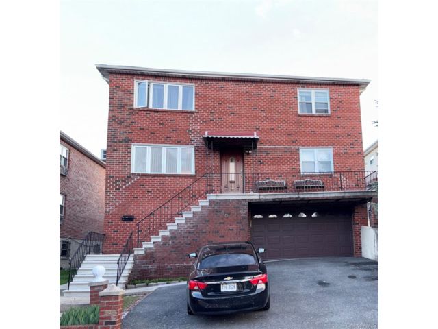  7 BR,  5.00 BTH &nbsp;Colonial style home in Yonkers