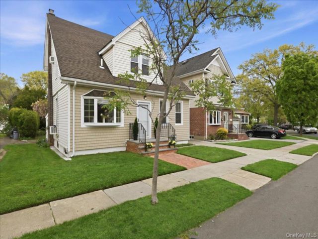  3 BR,  2.00 BTH &nbsp;Colonial style home in Floral Park