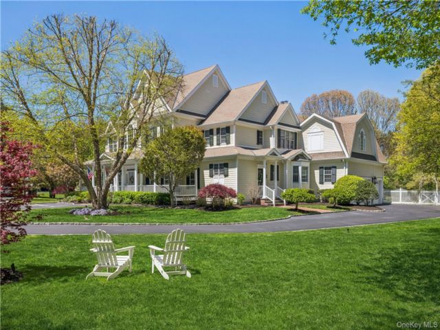  5 BR,  9.00 BTH &nbsp;Colonial style home in Laurel Hollow