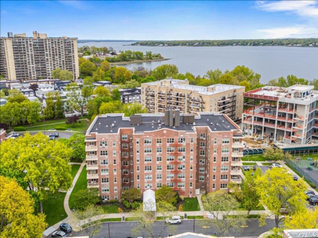  3 BR,  2.00 BTH &nbsp;Other style home in Bayside