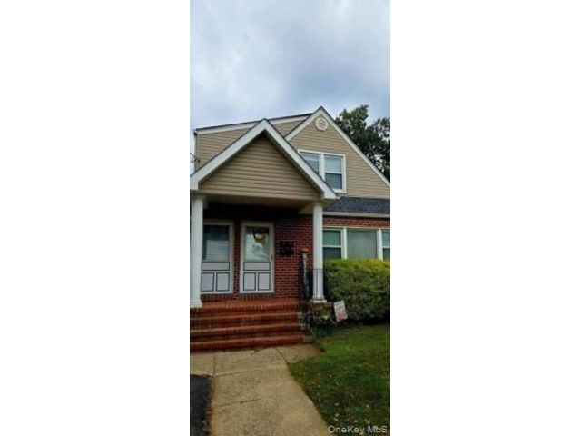  3 BR,  1.00 BTH &nbsp;Colonial style home in Mineola