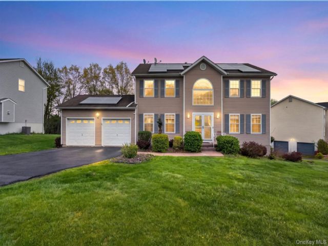  4 BR,  3.00 BTH &nbsp;Colonial style home in Middletown