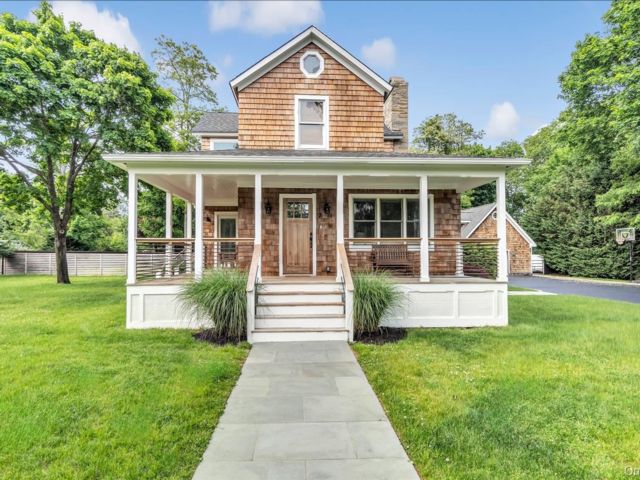  3 BR,  3.00 BTH &nbsp;Farmhouse style home in East Quogue
