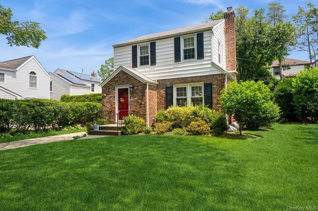  3 BR,  2.00 BTH &nbsp;Colonial style home in Garden City