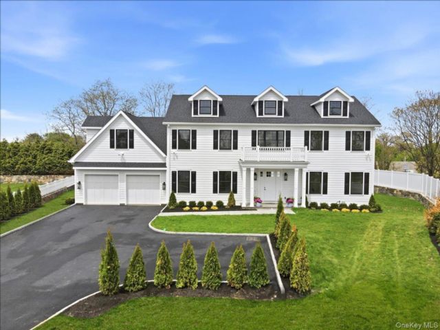  4 BR,  4.00 BTH &nbsp;Colonial style home in Port Chester