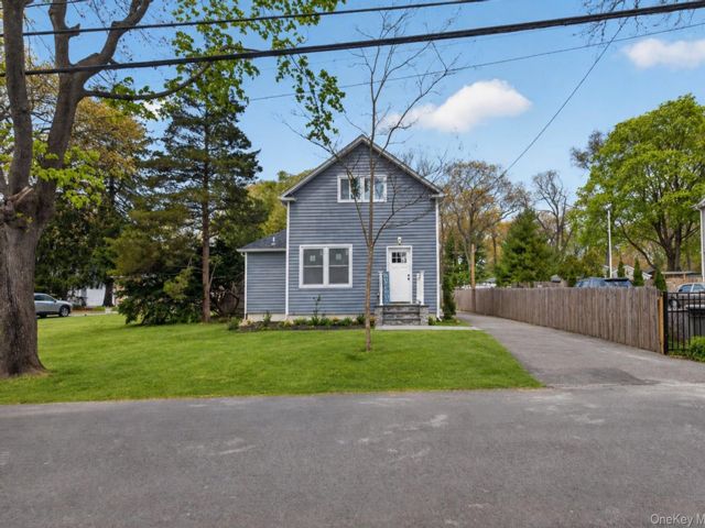  4 BR,  2.00 BTH &nbsp;Colonial style home in Islip Terrace