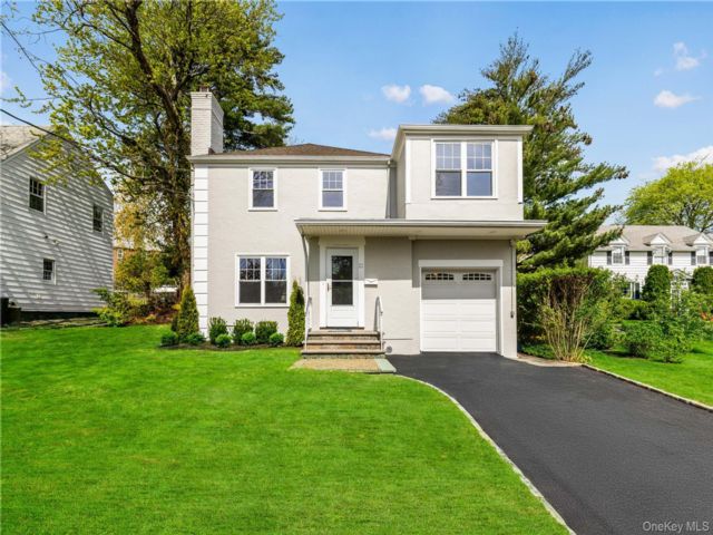  3 BR,  2.00 BTH &nbsp;Colonial style home in New Rochelle