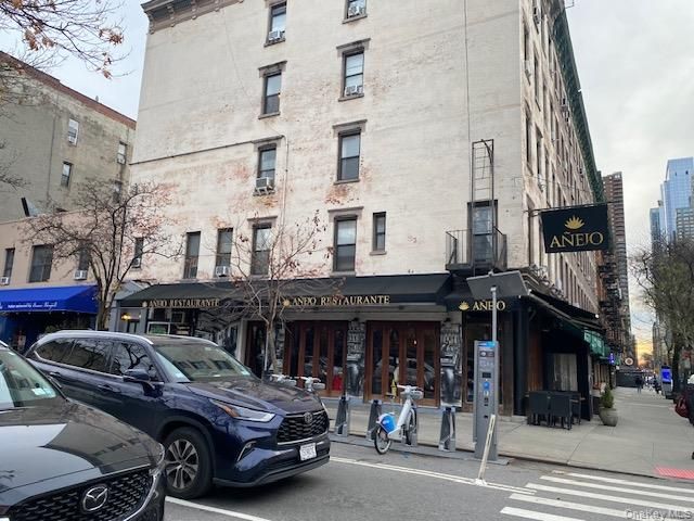 17 BR, 12.00 BTH &nbsp;House style home in New York (manhattan)