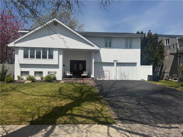  4 BR,  3.00 BTH &nbsp;Splanch style home in Merrick