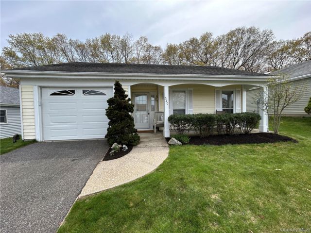  2 BR,  2.00 BTH &nbsp;Garden style home in Ridge