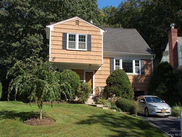  3 BR,  3.00 BTH &nbsp;Split level style home in White Plains