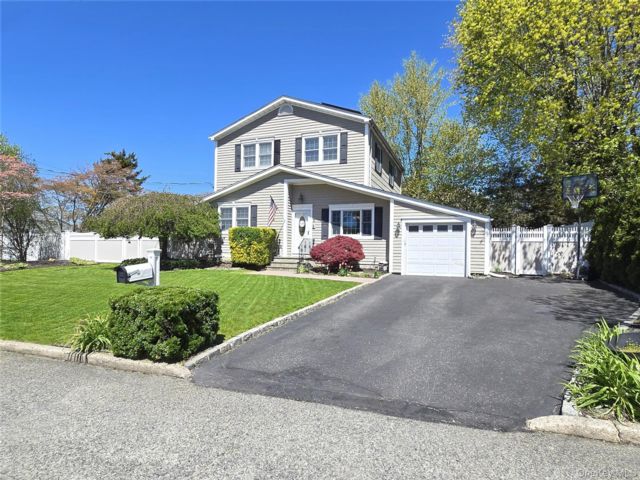  4 BR,  2.00 BTH &nbsp;Colonial style home in Farmingville