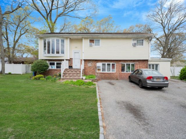  6 BR,  2.00 BTH &nbsp;Hi ranch style home in West Babylon