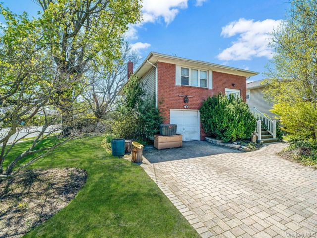  4 BR,  2.00 BTH &nbsp;Hi ranch style home in Massapequa