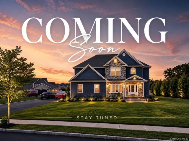  5 BR,  3.00 BTH &nbsp;Colonial style home in Lake Grove