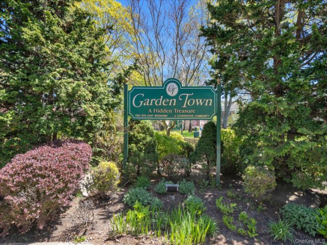  2 BR,  2.00 BTH &nbsp;Garden style home in Hewlett