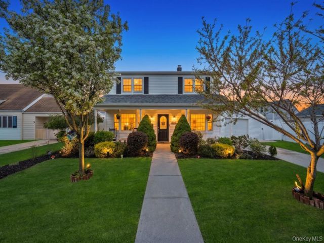  4 BR,  2.00 BTH &nbsp;Colonial style home in Levittown