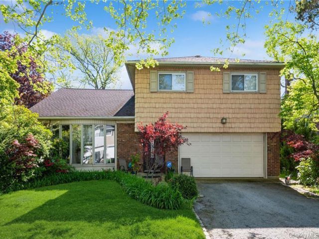  4 BR,  3.00 BTH &nbsp;Split level style home in North Woodmere