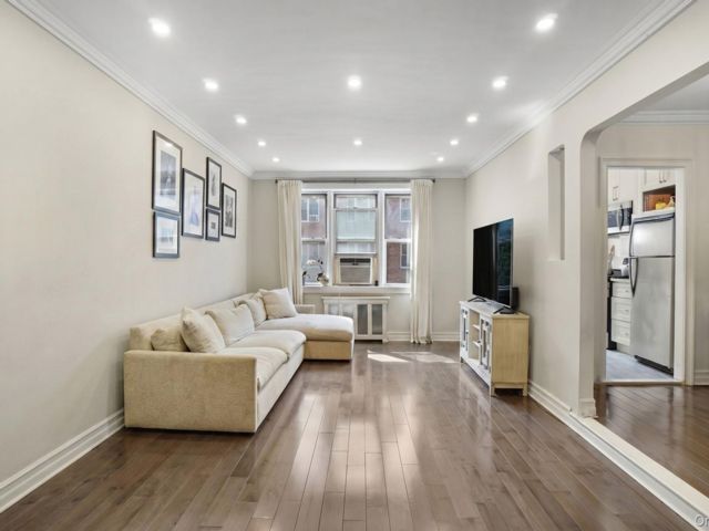  1 BR,  1.00 BTH &nbsp;Other style home in Rego Park