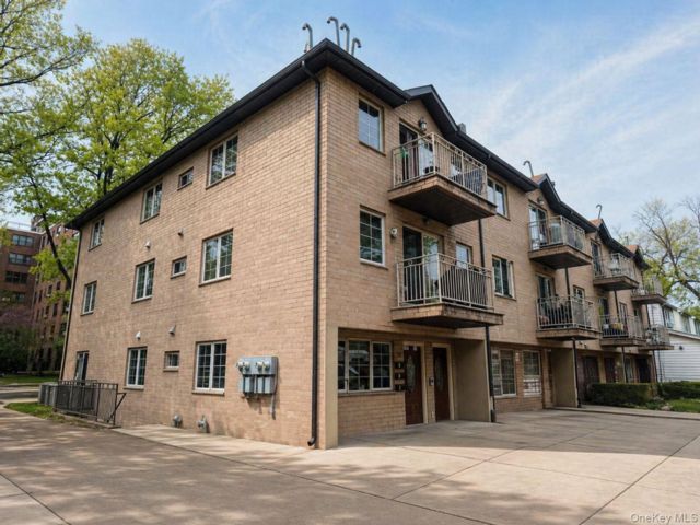  9 BR,  6.00 BTH &nbsp;House style home in Fresh Meadows