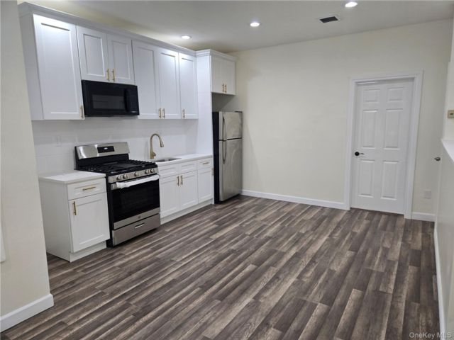  3 BR,  1.00 BTH &nbsp;Contemporary style home in Richmond Hill