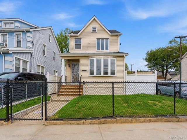  4 BR,  2.00 BTH &nbsp;Contemporary style home in Springfield Gardens