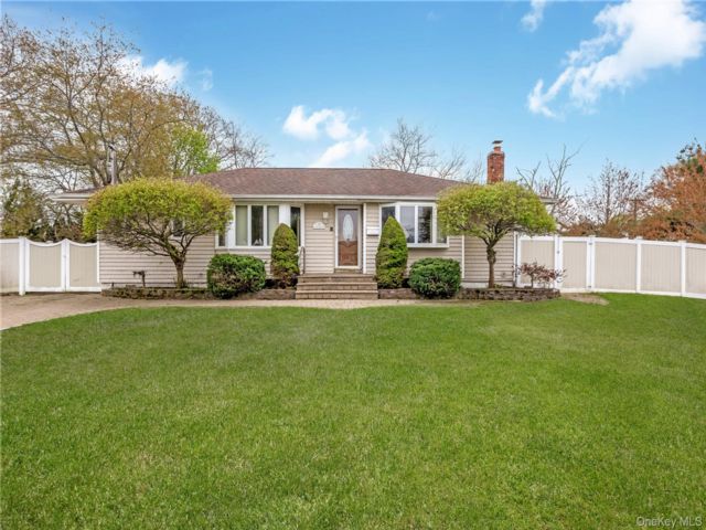  3 BR,  2.00 BTH &nbsp;Ranch style home in Islip Terrace