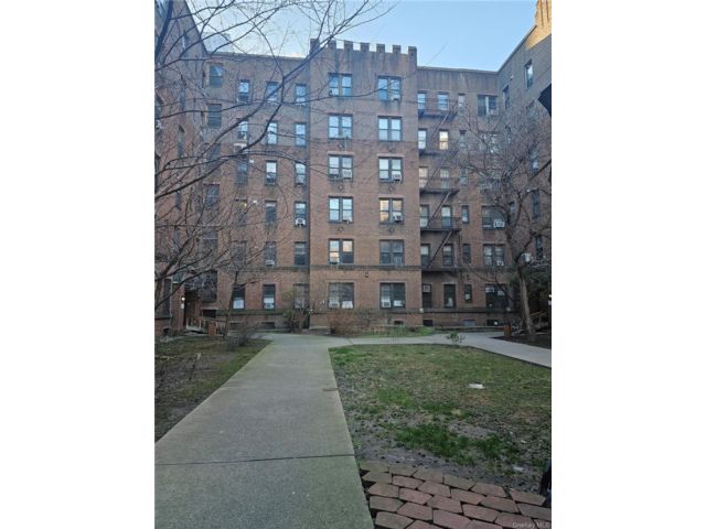  3 BR,  3.00 BTH &nbsp;Other style home in Flushing