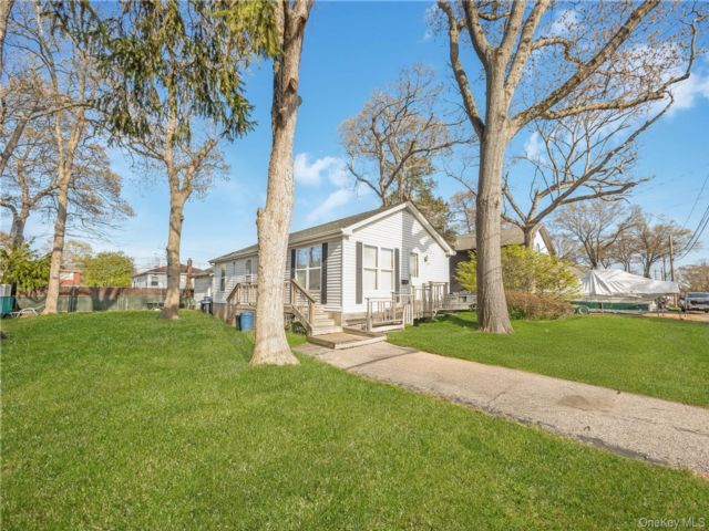  3 BR,  2.00 BTH &nbsp;Ranch style home in Lindenhurst