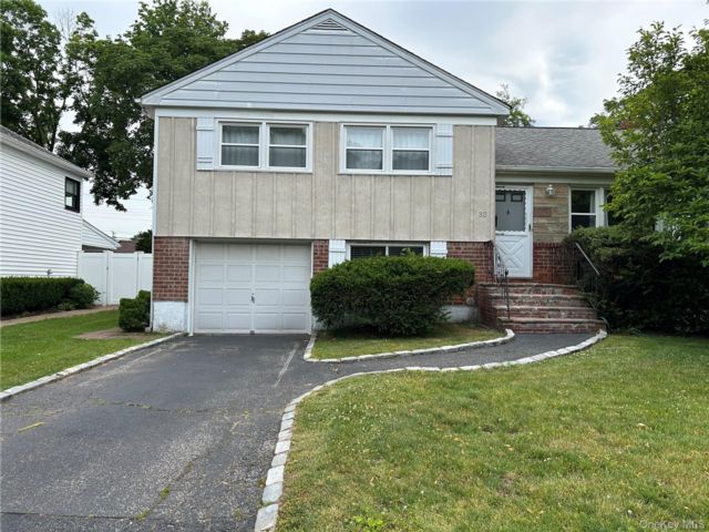  3 BR,  3.00 BTH &nbsp;Split level style home in Syosset