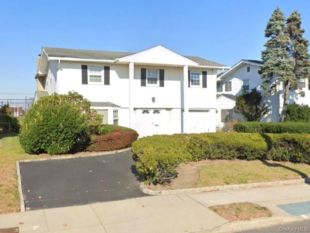  4 BR,  3.00 BTH &nbsp;Colonial style home in Lido Beach